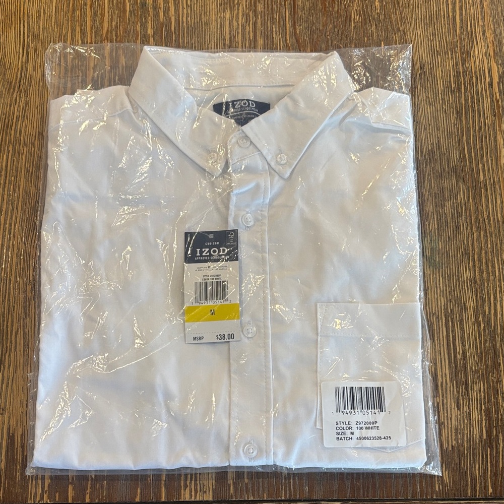 NWT Izod young men’s short sleeved button up. Size M